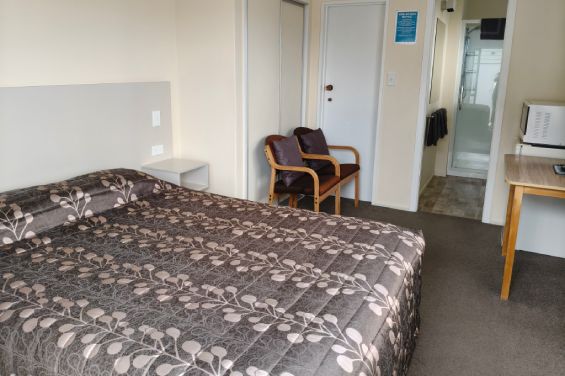 Ensuite Unit - queen-size bed