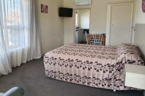 Studio North - queen-size bed