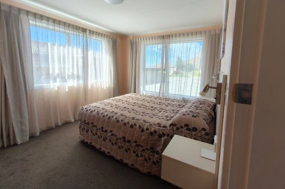 2-Bedroom Family Unit - queen-size bed